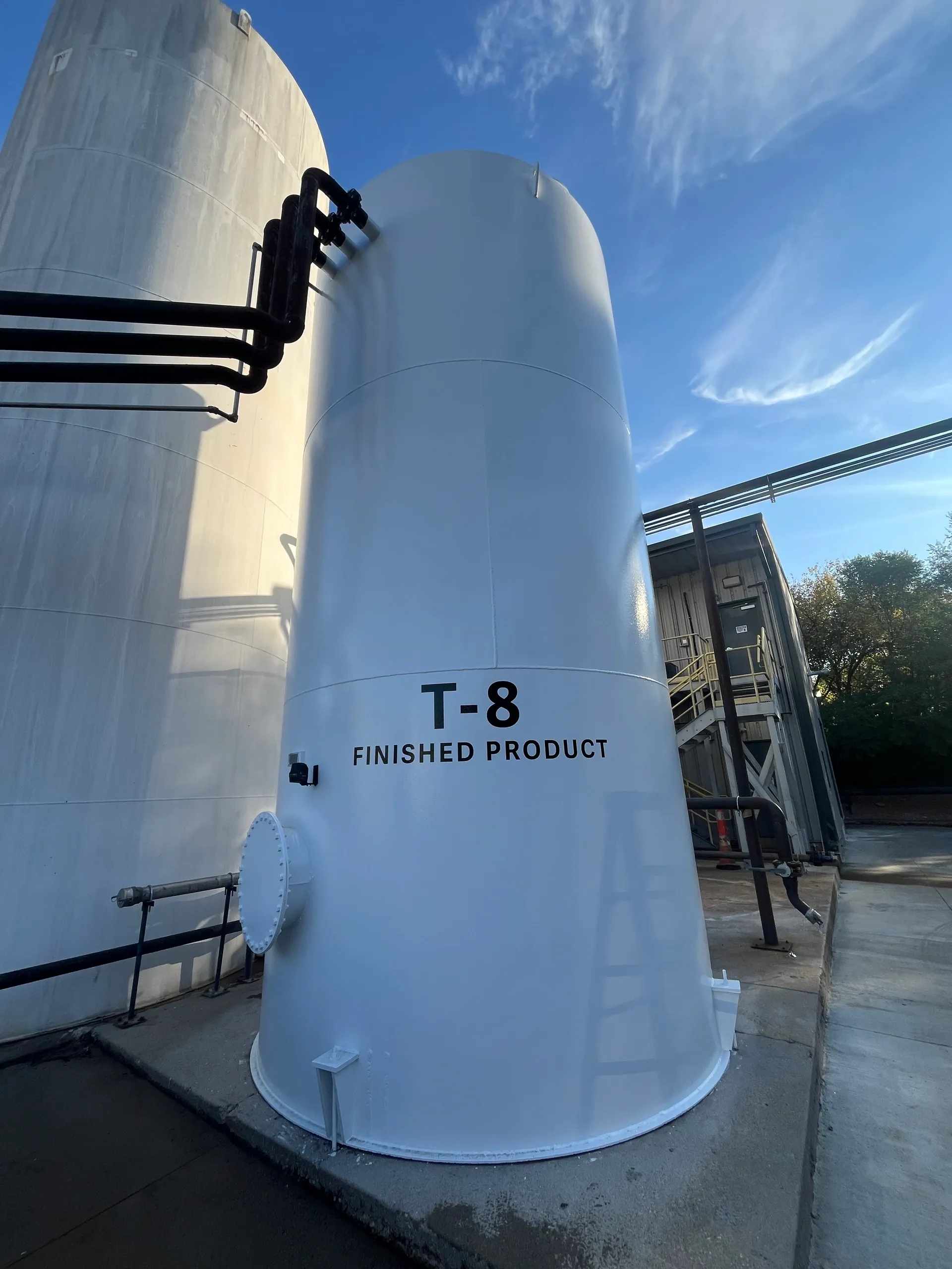 Industrial product storage tank with new protective coating